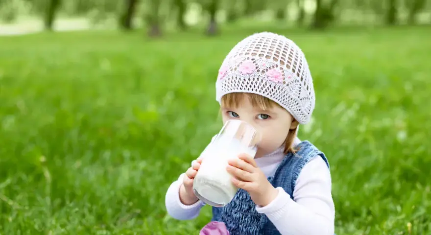 Co powinno pić roczne dziecko? Kluczowe napoje dla zdrowia malucha