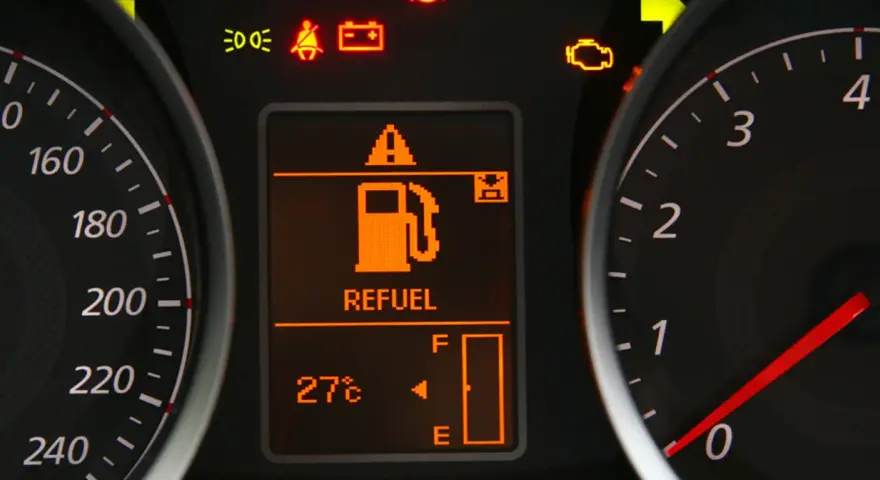 Na desce rozdzielczej świeci się kontrolka rezerwy paliwa. Nie widać, ile km na rezerwie benzyna pokazuje komputer.
