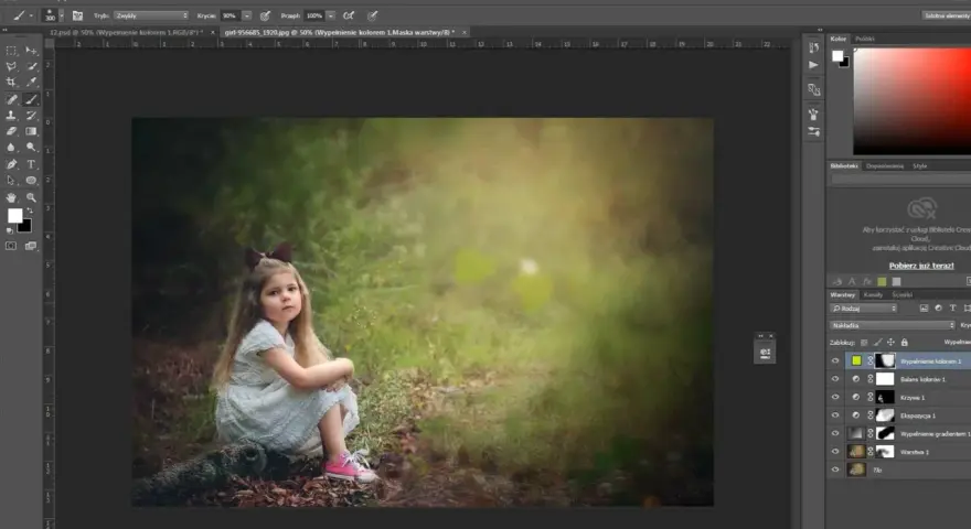Dziewczynka w białej sukience siedzi na pniu. W tle rozmyty las. Efekty dodane w photoshop zdjęcia.