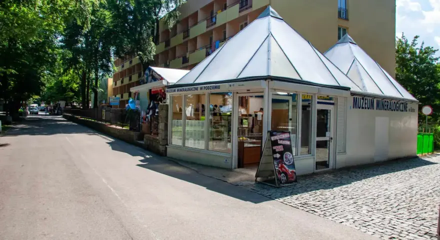 Muzeum minerałów Ustka zaprasza do podziemnych ekspozycji. Obok wypożyczalnia gokartów.