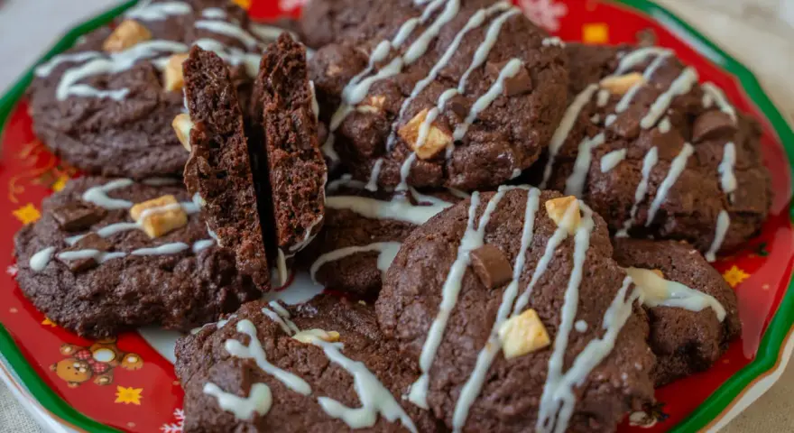 Saftige Triple Chocolate Cookies, perfekt für das nächste Weihnachtsfest. Dieses Rezept ist ein Traum für jeden Schokoladenliebhaber!