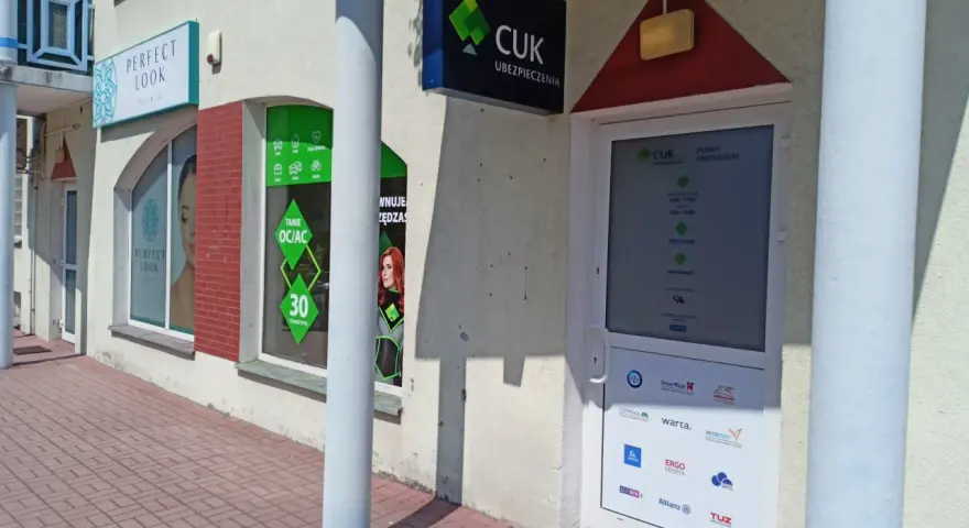 Budynek z szyldami "Perfect Look Clinic" i "CUK Ubezpieczenia" w Zielonej Górze.