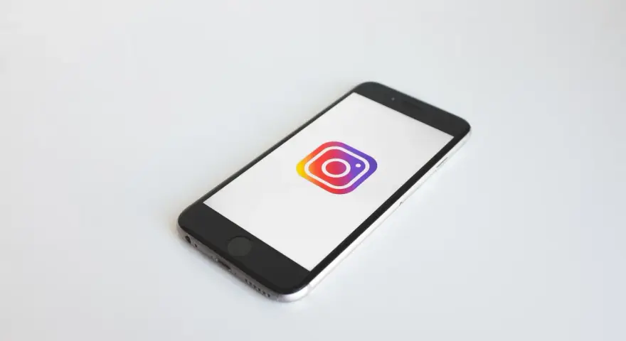 Smartfon z ikoną Instagrama. Czy to początek uzależnienia od Instagrama?