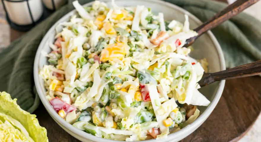Frischer Krautsalat mit Erbsen, Mais und Paprika, perfekt als salate zum vorbereiten am vortag.
