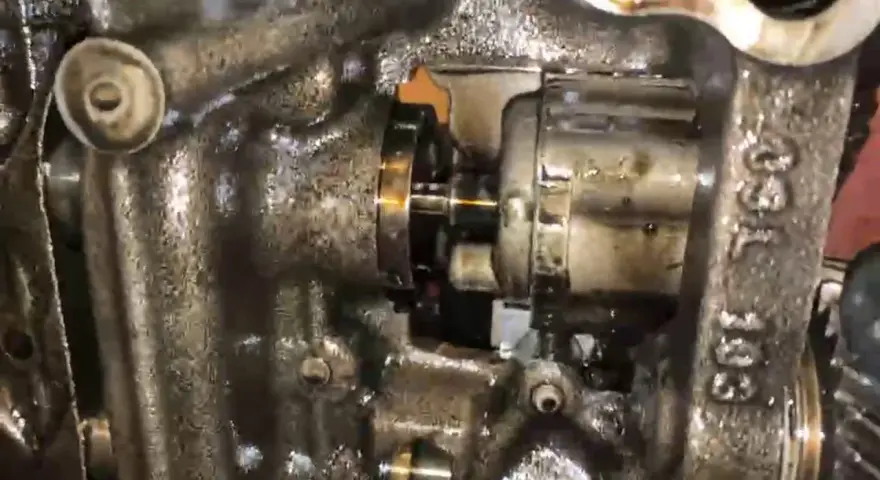 Widok wnętrza silnika 2.0 TDI. Widać fragment wałka i mechanizm, gdzie znajduje się czujnik ciśnienia oleju.