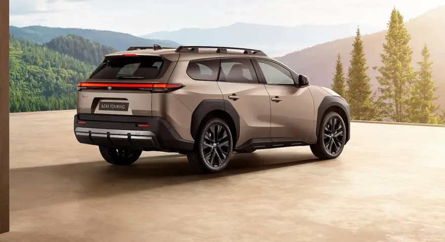 Nowy Toyota bz4x cena zachwyca designem i ekologicznym napędem. Elegancki SUV na tle górskich krajobrazów.