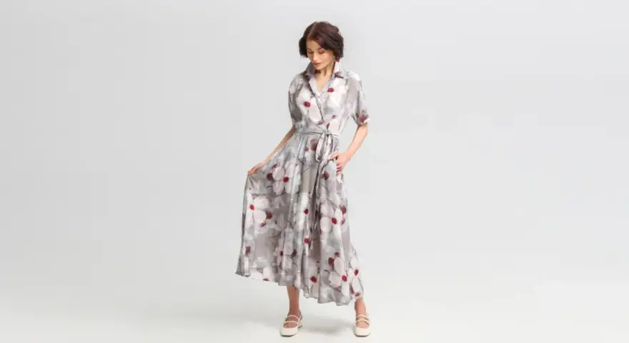 Elegancka sukienka maxi w kwiaty, idealna odpowiedź na pytanie jak się ubrać na wesele po 50. Lekka tkanina i subtelny wzór.