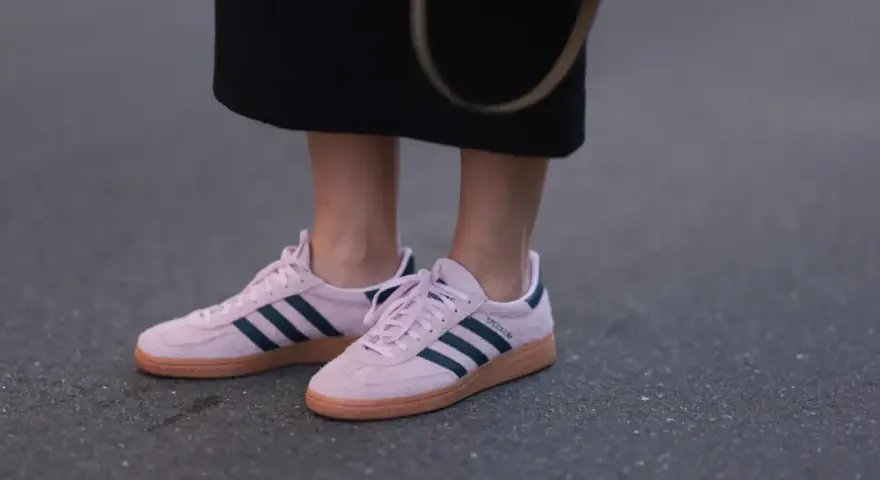 Różowe Adidas Spezial, rozmiar 12 jaki to wygodny wybór na co dzień.