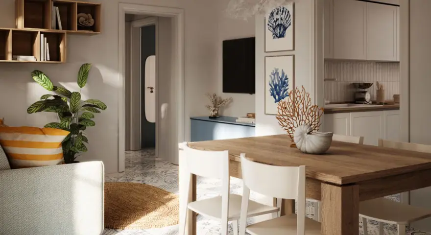 Tavolo in legno con sedie bianche, decorazioni marine e quadri a tema conchiglie: idee originali per arredare casa al mare.