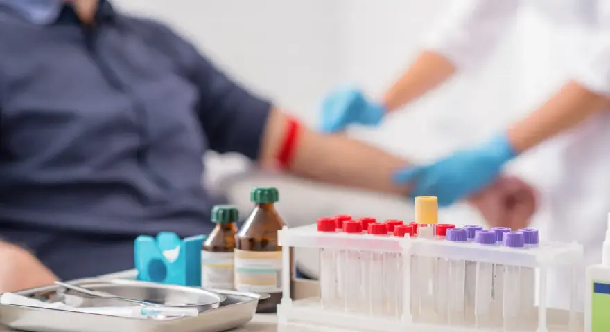Pobieranie krwi w sobotę. Laboratoria pracują, by zapewnić ciągłość badań.
