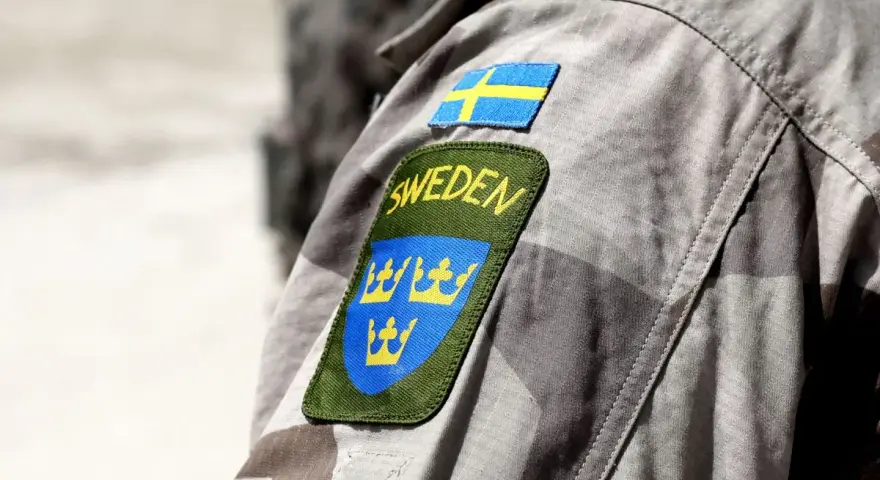 Naszywka z flagą Szwecji i herbem na mundurze wojskowym.