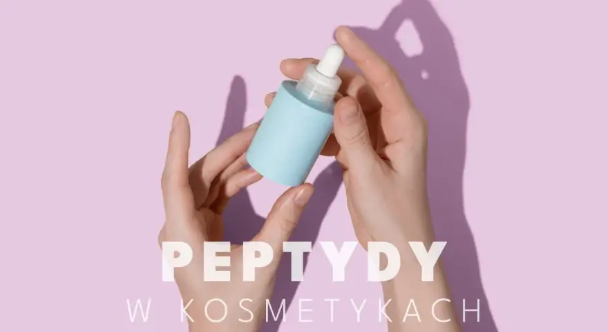 Dłonie trzymające buteleczkę z serum. Tekst: "Peptydy w kosmetykach". Peptyd miedziowy to składnik odmładzający.