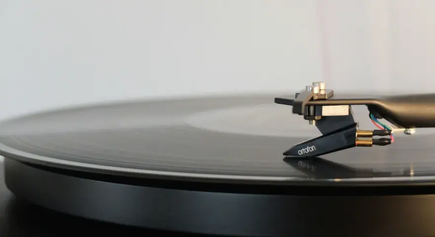 Agujas de tocadiscos sobre un vinilo. Ideal para descargar música libre de derechos gratis y crear tus propios ritmos.
