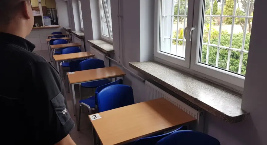 Puste ławki i krzesła w sali widzeń. Zastanawiasz się, co można zabrać na widzenie do aresztu?
