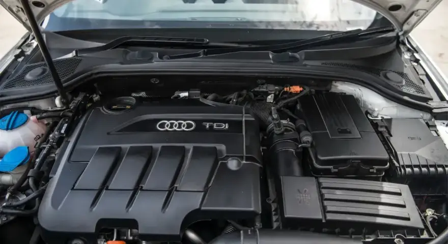 Pod maską Audi widać silnik 2.0 TDI.
