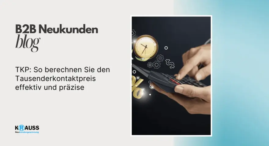 TKP: Tausenderkontaktpreis-Bedeutung. Hände berechnen den Preis mit einem Taschenrechner, umgeben von Symbolen für Zeit, Geld und Zahnräder.