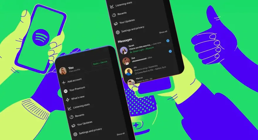 Zwei Hände halten Smartphones mit der Spotify-App. Eine zeigt die "Listening stats", die andere Nachrichten und die Spotify play history.