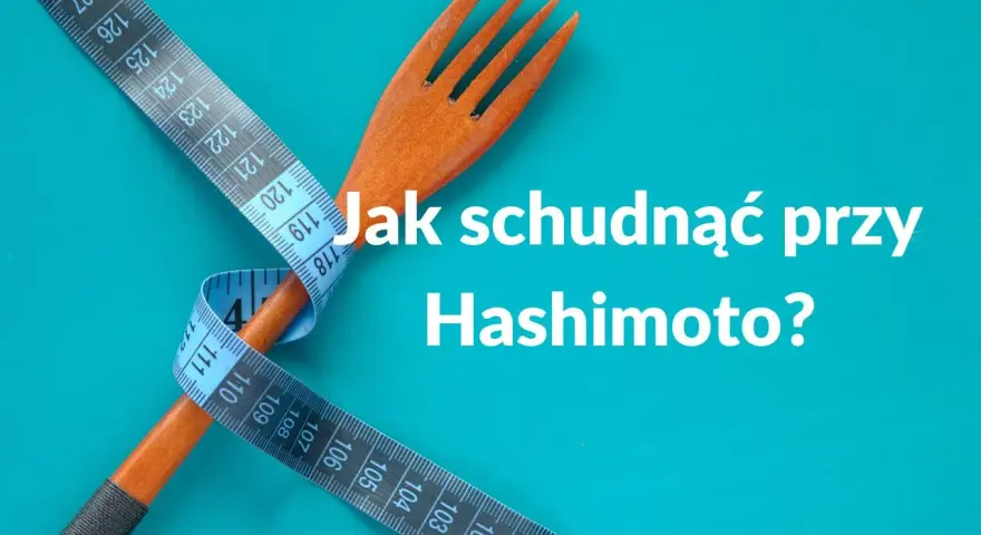 Miarka krawiecka owinięta wokół drewnianego widelca, z napisem "Jak schudnąć przy Hashimoto?". Kluczowe jest, co jeść przy Hashimoto żeby schudnąć.