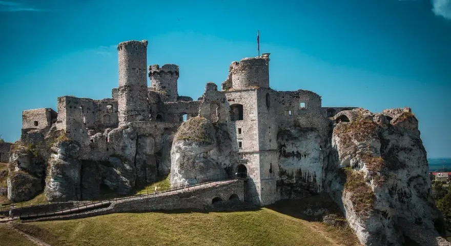 Ruiny zamku na skale, idealne na trasę szlak orlich gniazd samochodem. Wspaniałe widoki i historia.