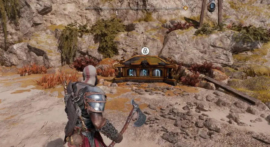 Kratos se acerca al cofre de las Nornas, custodiando las arenas prohibidas. Runas brillan en su superficie, prometiendo secretos.