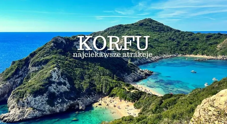 Widok na zatokę z turkusową wodą i plażą, otoczoną zielonymi wzgórzami. Idealne miejsce, by odkryć, co na Korfu zobaczyć.