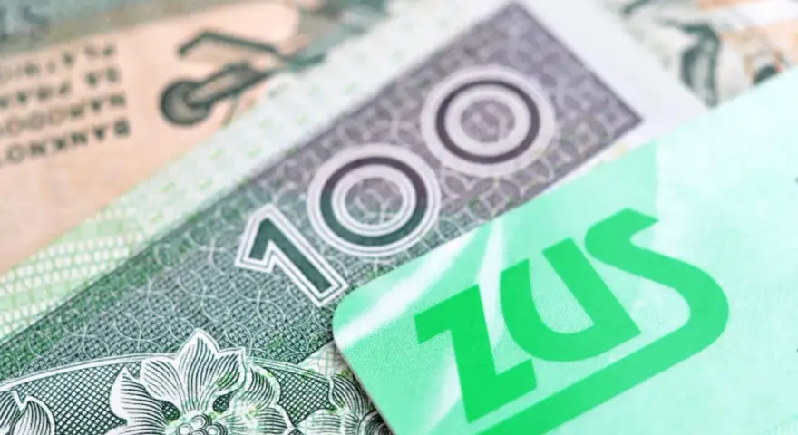 ZUS wspiera chorych na raka. Na zdjęciu polskie banknoty i zielona karta ZUS.