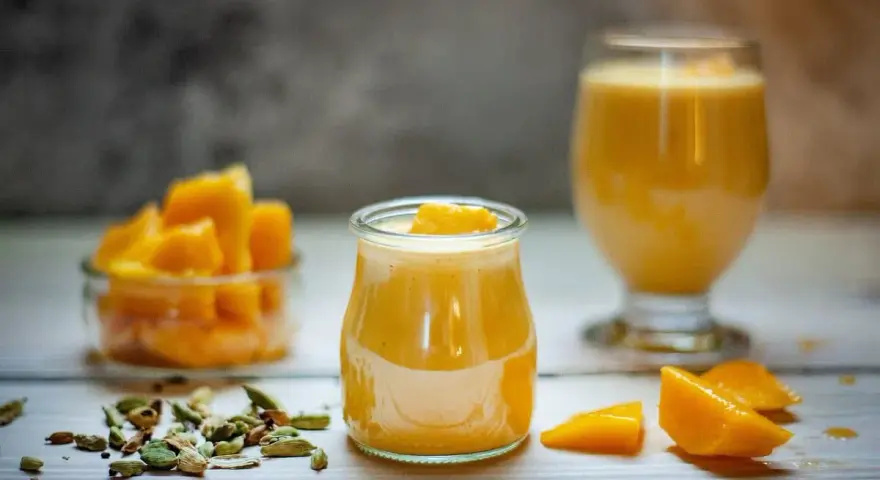 Deser z mango lassi i mus z marakui, z kawałkami mango i kardamonem.