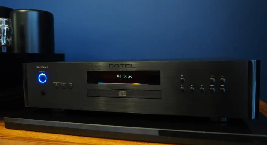 Elegancki odtwarzacz CD Rotel RCD-1572 MKII z podświetlanym na niebiesko przyciskiem zasilania i wyświetlaczem "No Disc".
