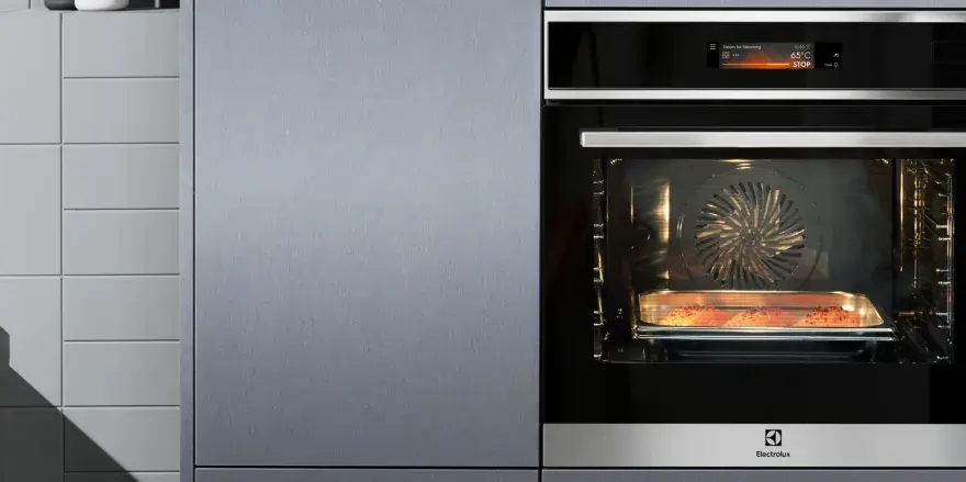 Horno de vapor AEG con salmón cocinándose en su interior.