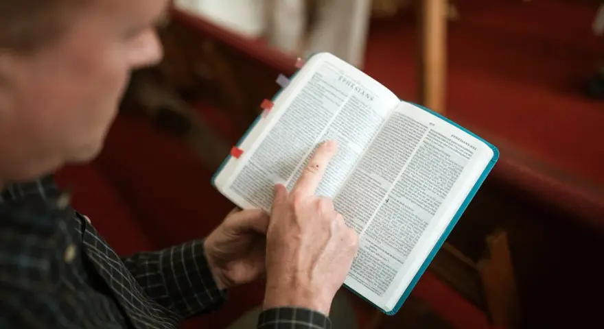 Mężczyzna czyta Biblię, szukając duchowego pokarmu, niczym manna z nieba.
