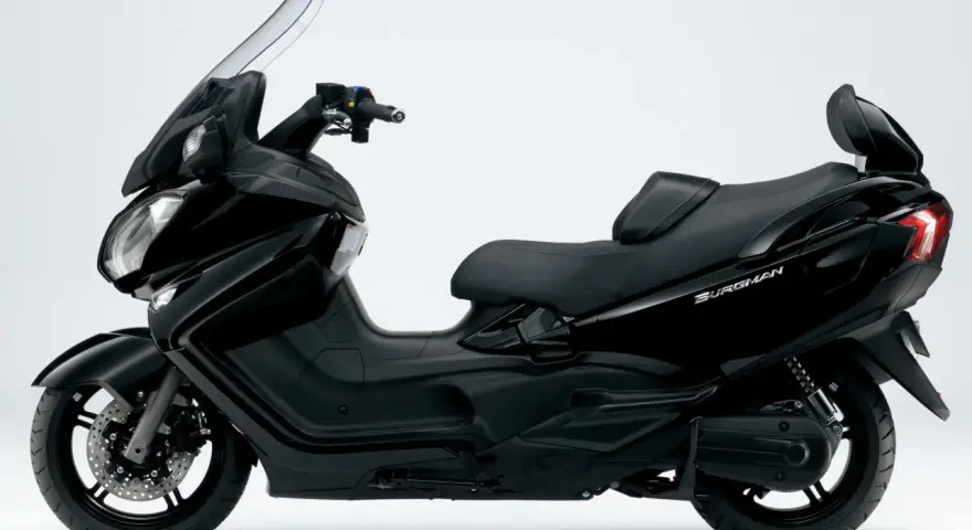 Czarny Suzuki Burgman 650, skuter z wygodnym siedzeniem i dużą szybą. Choć ceniony, ma swoje wady.