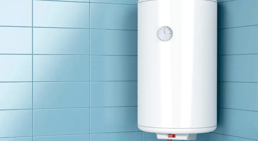 Scaldabagno bianco su parete piastrellata azzurra. Potrebbe essere necessario uno smaltimento caldaia superbonus per questo modello obsoleto.