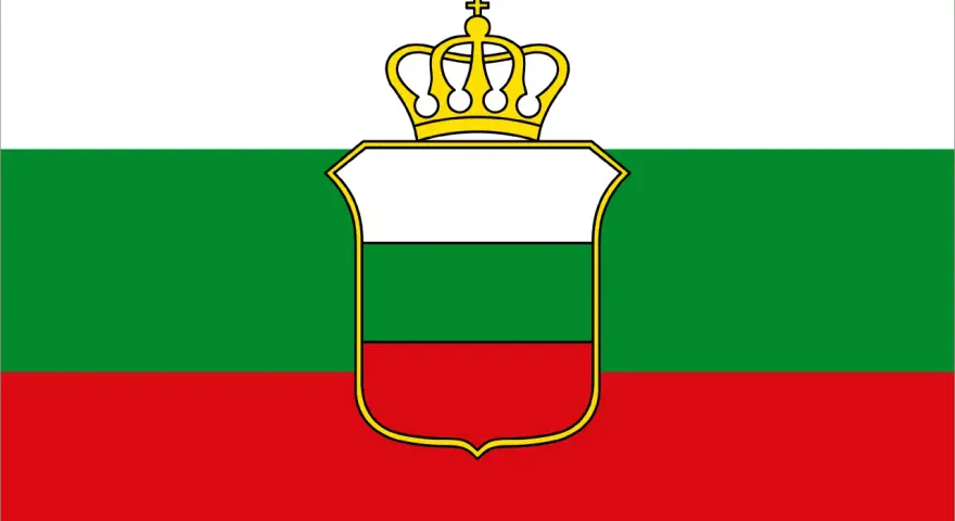 Flaga Bułgarii: biały, zielony i czerwony pas poziomy, z koroną i herbem pośrodku.