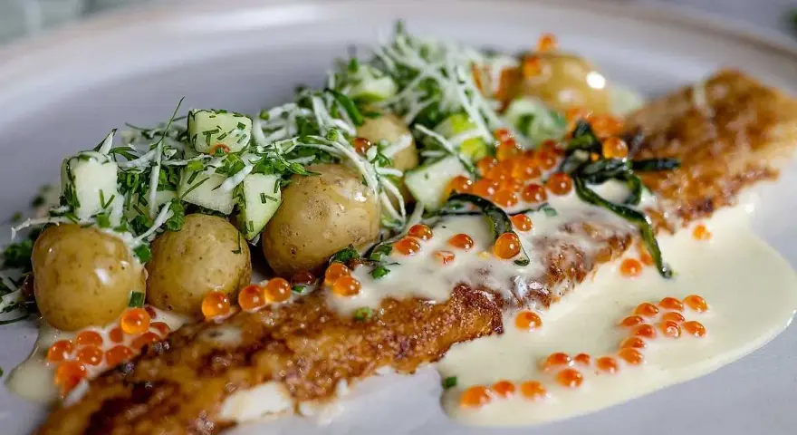 Stekt fisk med krämig sås, potatis, gurka och rom. Ett perfekt sandefjordsås recept för en lyxig middag.