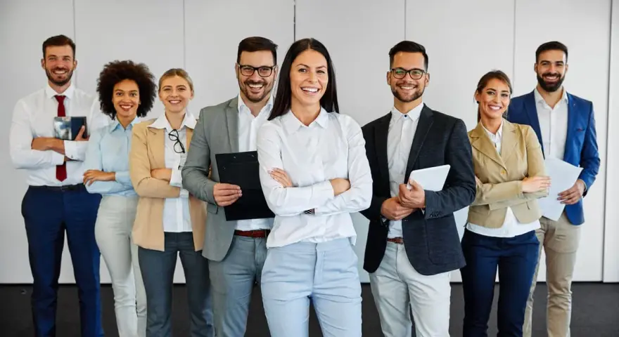 Une équipe souriante, prête à relever les défis. La compétence chef d'équipe est palpable dans leur assurance.