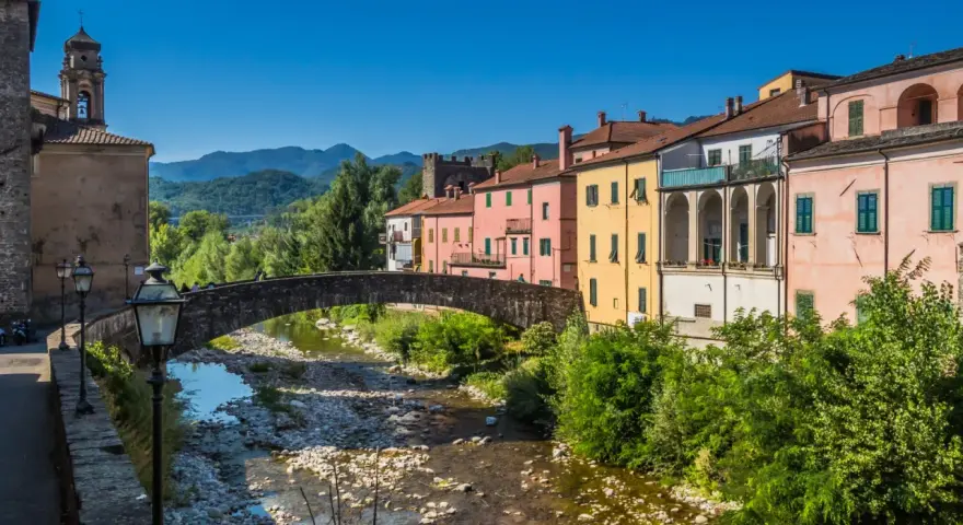 Pontremoli, dove si trova questo pittoresco borgo con case colorate, un ponte ad arco e un fiume.