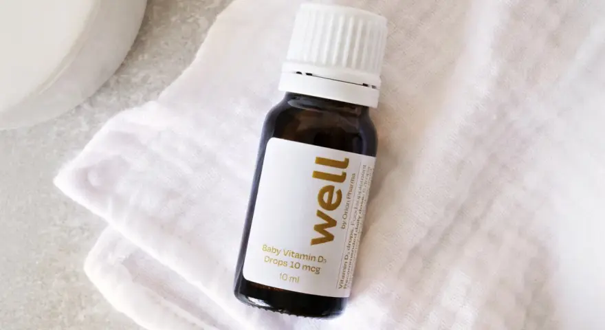 En flaska med "well" baby D-vitamindroppar, 10 mcg, 10 ml. Perfekt för barn som behöver extra D-vitamin.
