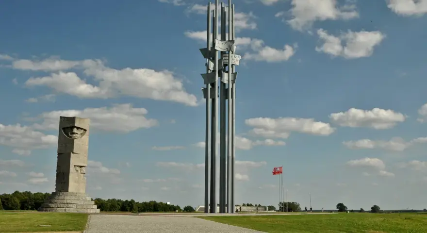 Pomnik Grunwaldzki, symbolizujący miejsce, gdzie leży Grunwald na mapie Polski, wznosi się dumnie pod błękitnym niebem.