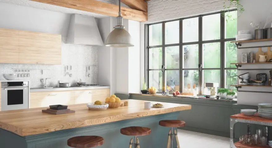 Cuisine feng shui lumineuse avec îlot en bois, tabourets, et grande fenêtre donnant sur la verdure. Harmonie des matériaux et des couleurs.