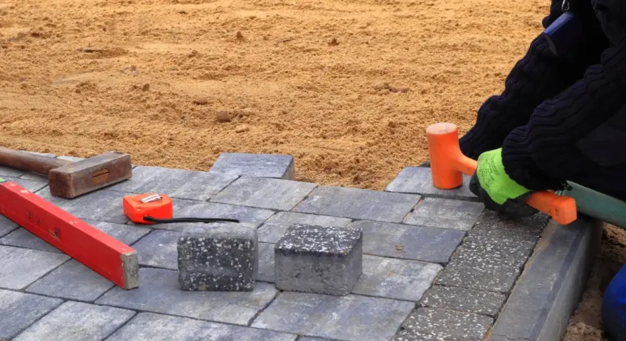 Ile cementu potrzebujesz na podsypkę pod kostkę brukową, aby uniknąć problemów?