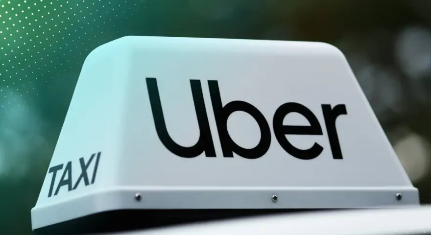 Uber Taxi-Schild auf einem Auto. Werden Sie jetzt Uber Partner und starten Sie Ihre Karriere!