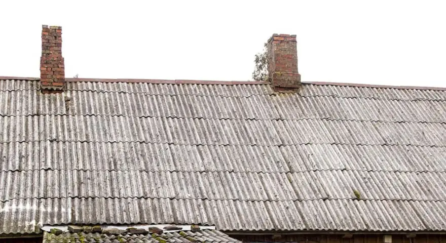 Ile kosztuje zdjęcie eternitu z dachu? Sprawdź, co wpływa na ceny