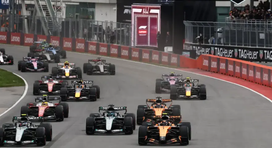 Monoplazas compiten en el GP de Canadá, una carrera emocionante con varios coches luchando por la victoria.