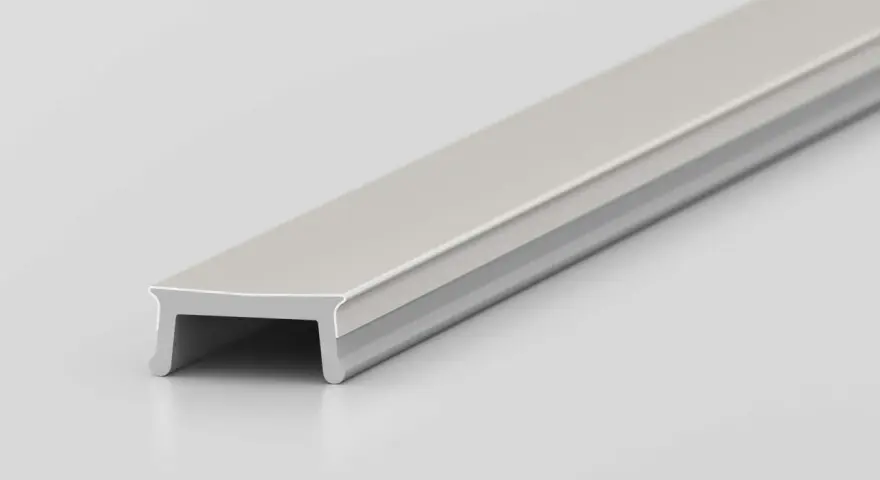 Profil aluminiowy w kolorze RAL 9006, z subtelnym wykończeniem, idealny do nowoczesnych wnętrz.