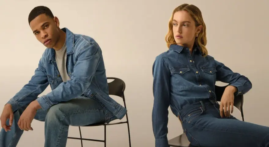 Uomo e donna in total look denim. Scopri i diversi tipi di jeans uomo per ogni stile.