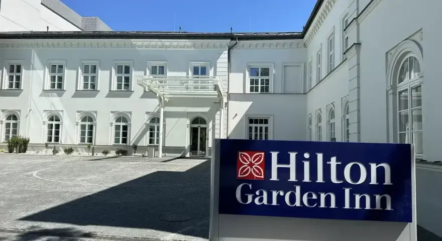 Elegancki hotel Hilton Garden Inn. "Inn" w nazwie hotelu sugeruje przytulne miejsce, jak dawne zajazdy, oferujące gościnność i odpoczynek.