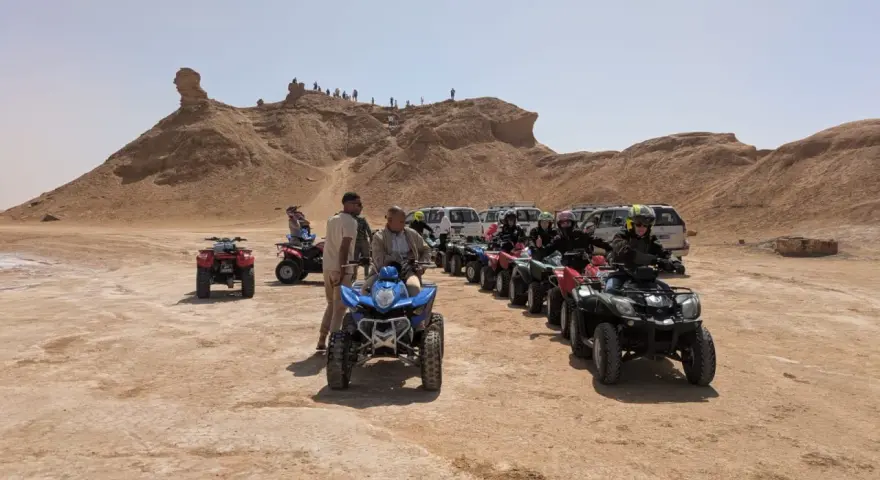 Un'avventura in Tunisia in moto in solitaria, tra dune desertiche e formazioni rocciose uniche. Un gruppo di quad pronti per l'esplorazione.