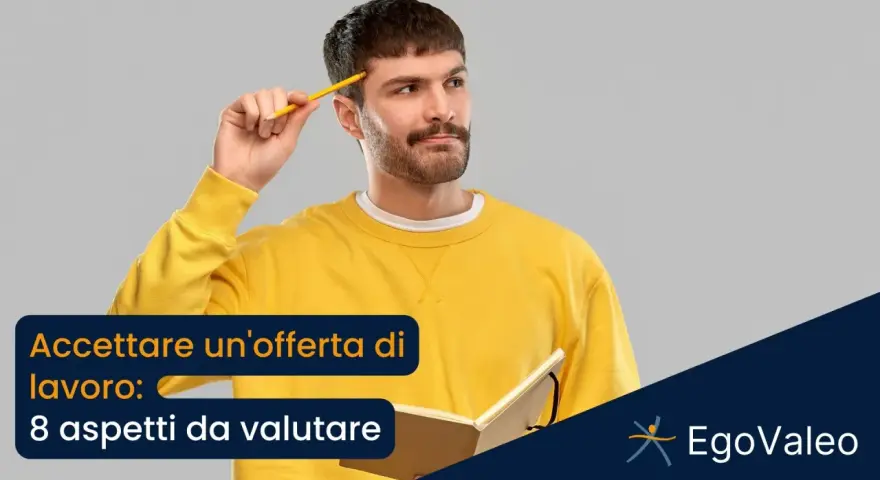 Uomo pensieroso con matita, valuta offerte di lavoro che nessuno accetta. 8 aspetti da considerare per un futuro migliore.