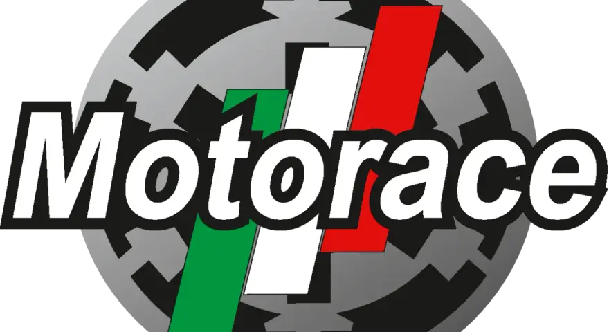 Logo "Motorace" con bandiera italiana e ingranaggio, simbolo di un'associazione moto.