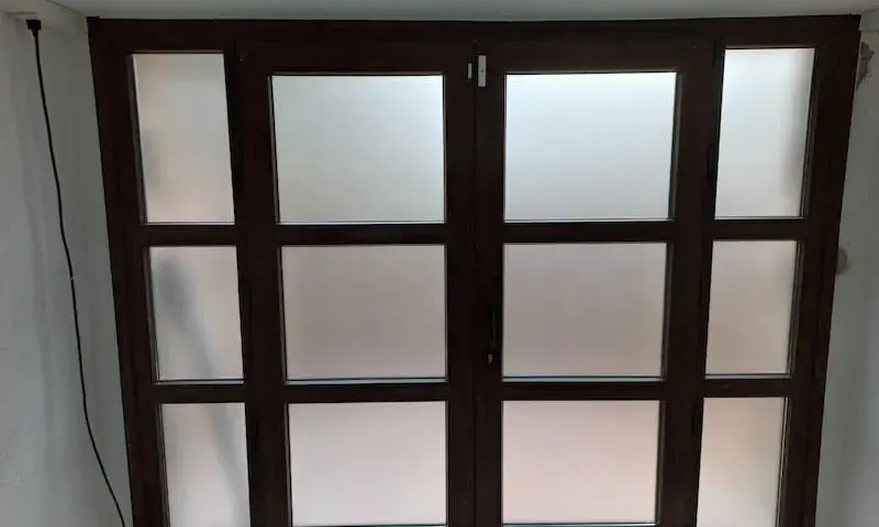 Puerta sótano exterior: Elige la ideal, instalación y costes